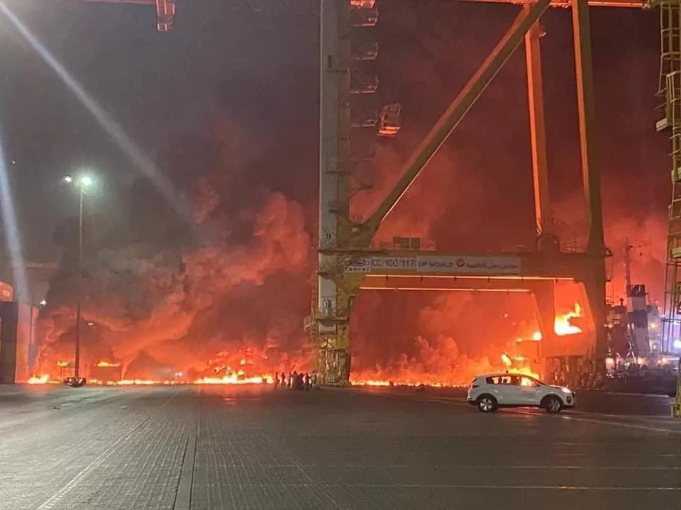 Explotó un contenedor dentro de un buque en Dubai, Emiratos Árabes Unidos