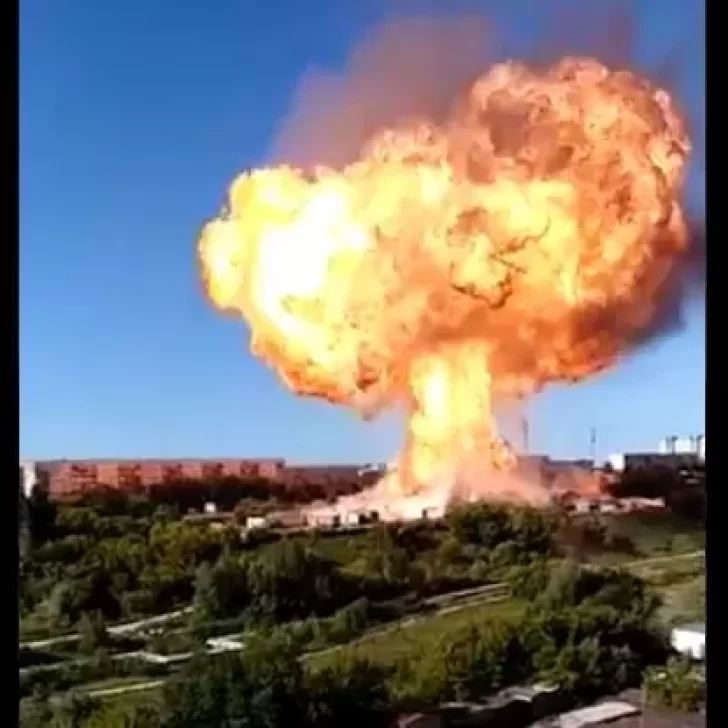 Video. Una impresionante explosión en una estación de servicio en Rusia dejó 16 personas heridas
