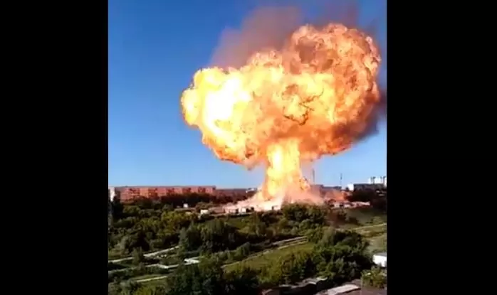Video. Una impresionante explosión en una estación de servicio en Rusia dejó 16 personas heridas