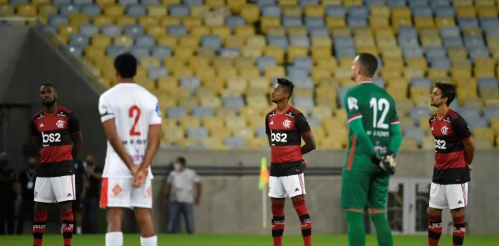 Volvió el fútbol en Brasil, envuelto en polémicas