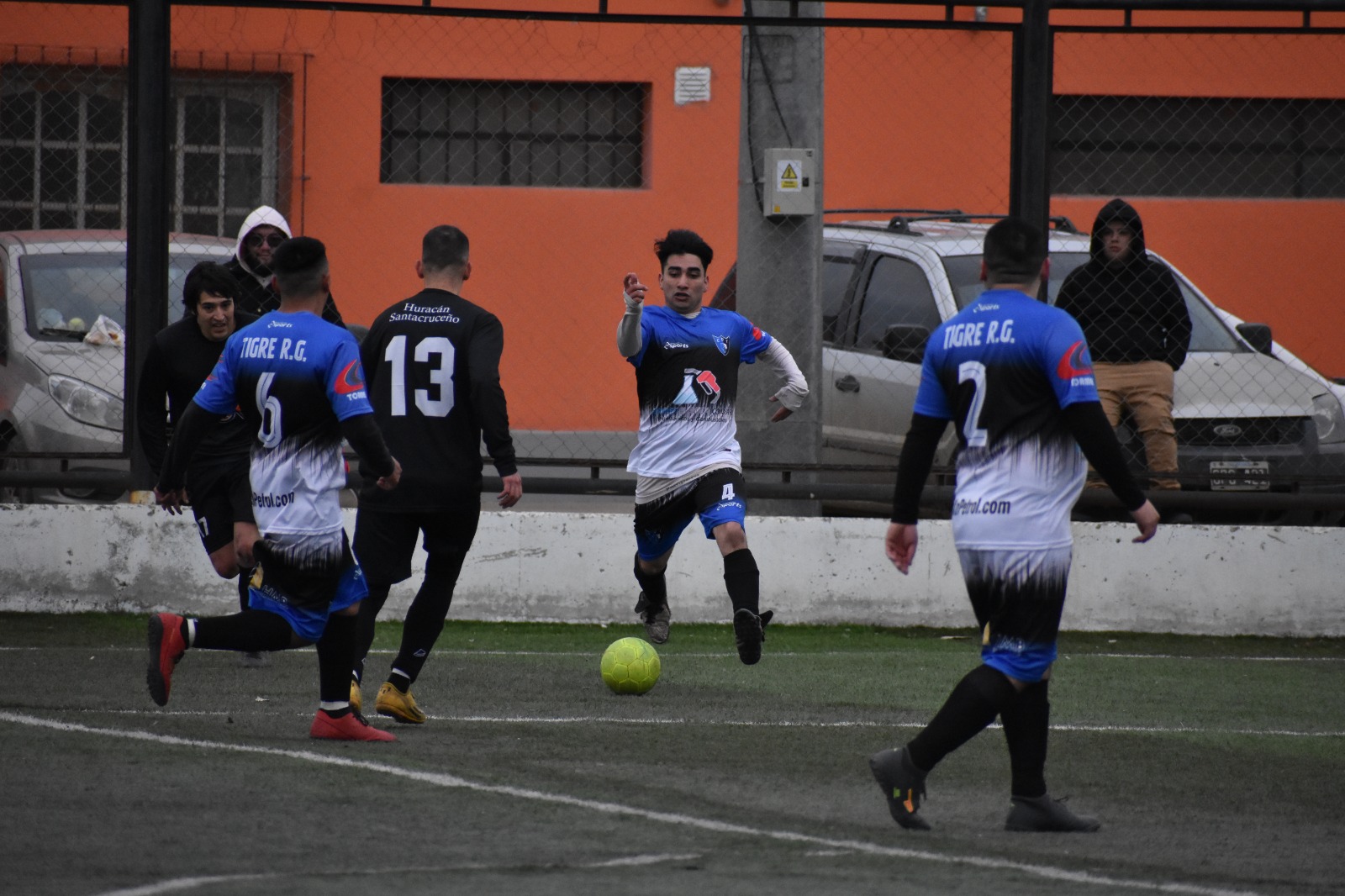 Camioneros ganó 2-1 a Lamadrid en el arranque de la liga de los barrios