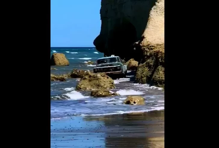 Video. Una vieja camioneta F-100 apareció entre los acantilados de la playa y dejó boquiabiertos a todos