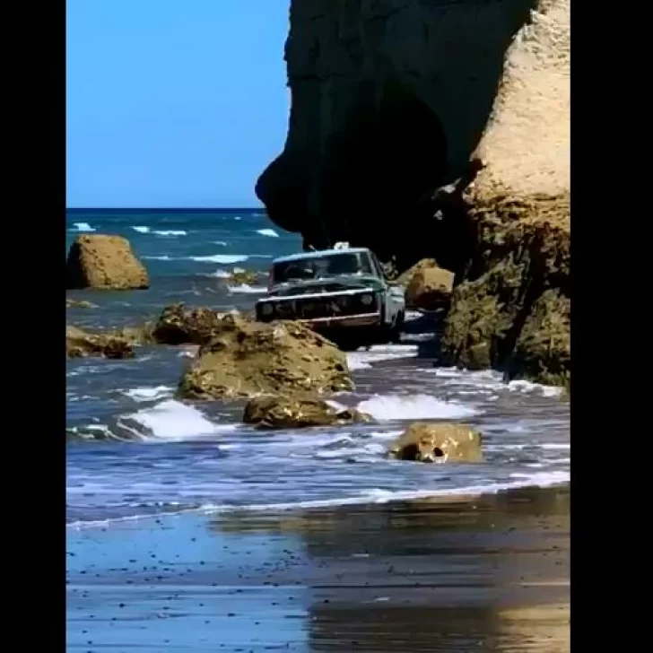 Video. Una vieja camioneta F-100 apareció entre los acantilados de la playa y dejó boquiabiertos a todos Video. Una vieja camioneta F-100 apareció entre los acantilados de la playa y dejó boquiabiertos a todos