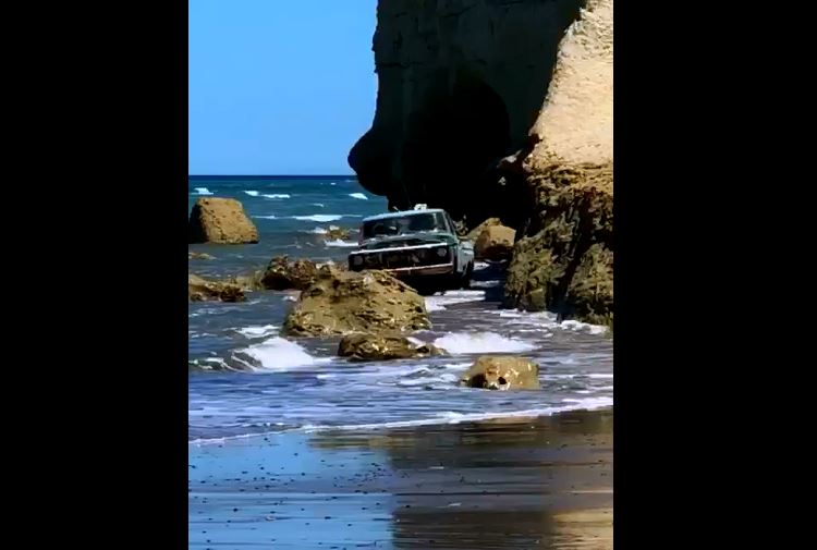 Video. Una vieja camioneta F-100 apareció entre los acantilados de la playa y dejó boquiabiertos a todos Video. Una vieja camioneta F-100 apareció entre los acantilados de la playa y dejó boquiabiertos a todos