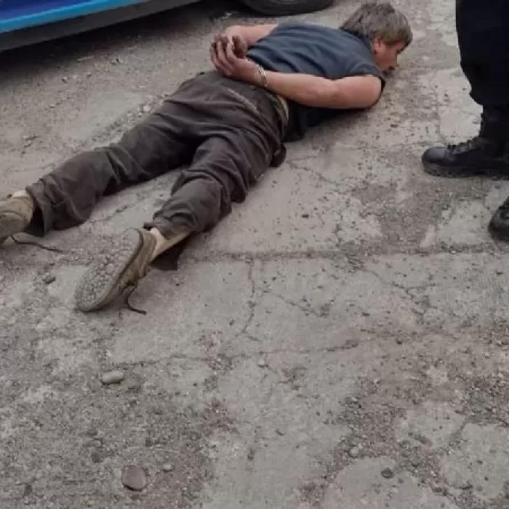 Peleaba contra otros hombres y lo demoraron con un machete Peleaba contra otros hombres y lo demoraron con un machete