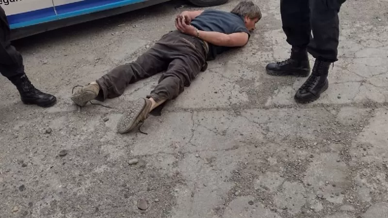 Peleaba contra otros hombres y lo demoraron con un machete Peleaba contra otros hombres y lo demoraron con un machete