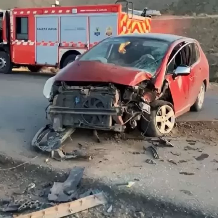 Perdió el control de su auto y chocó contra un poste de luz