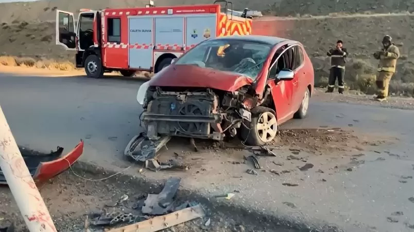 Perdió el control de su auto y chocó contra un poste de luz