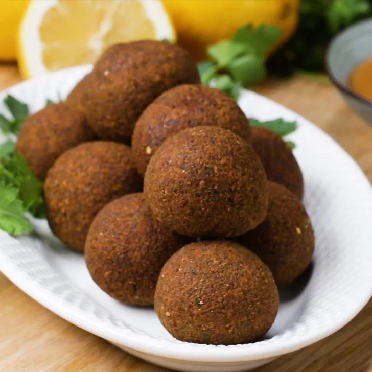 Cómo se cocina el falafel, la comida callejera de los árabes que homenajea Google
