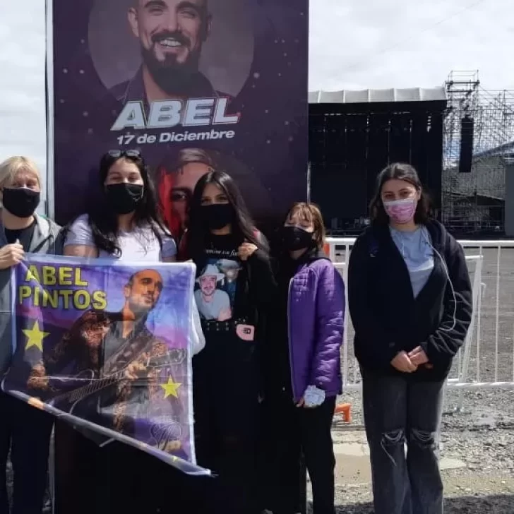 ¡Ya llegaron las primeras fans de Abel Pintos al predio del Boxing!