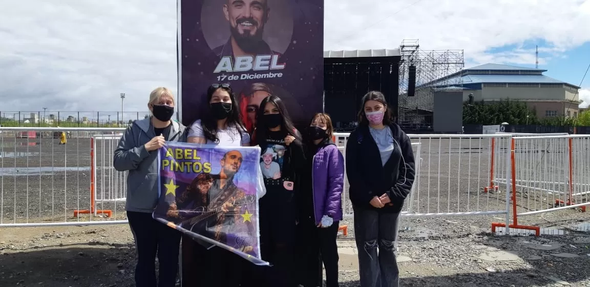 ¡Ya llegaron las primeras fans de Abel Pintos al predio del Boxing!