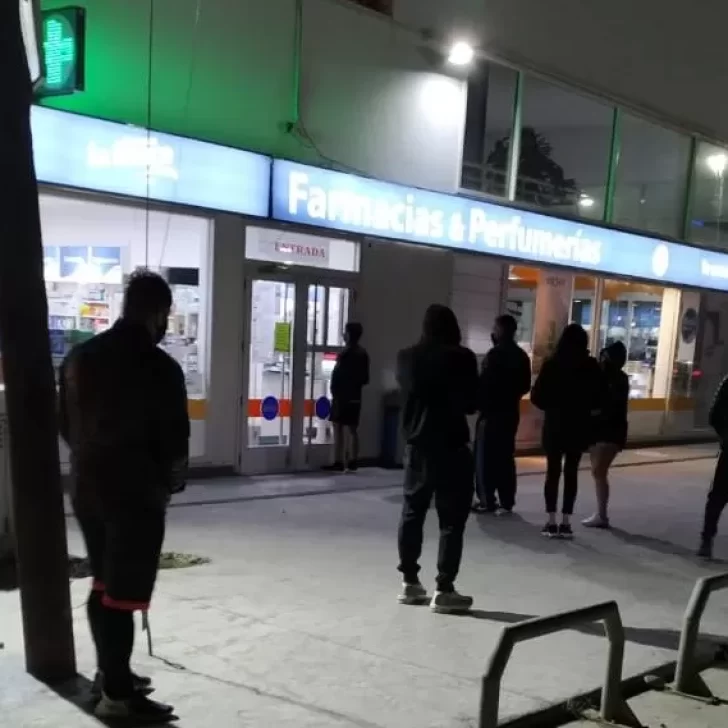 “¡Es una locura, una sola farmacia de turno!”: dijo un vecino de Río Gallegos mientras espera por un medicamento “¡Es una locura, una sola farmacia de turno!”: dijo un vecino de Río Gallegos mientras espera por un medicamento