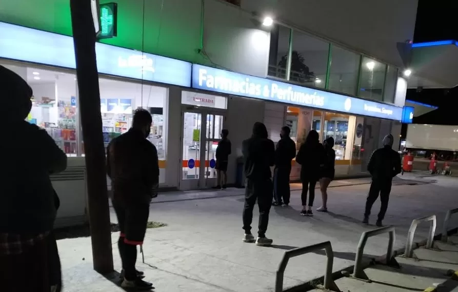 “¡Es una locura, una sola farmacia de turno!”: dijo un vecino de Río Gallegos mientras espera por un medicamento “¡Es una locura, una sola farmacia de turno!”: dijo un vecino de Río Gallegos mientras espera por un medicamento