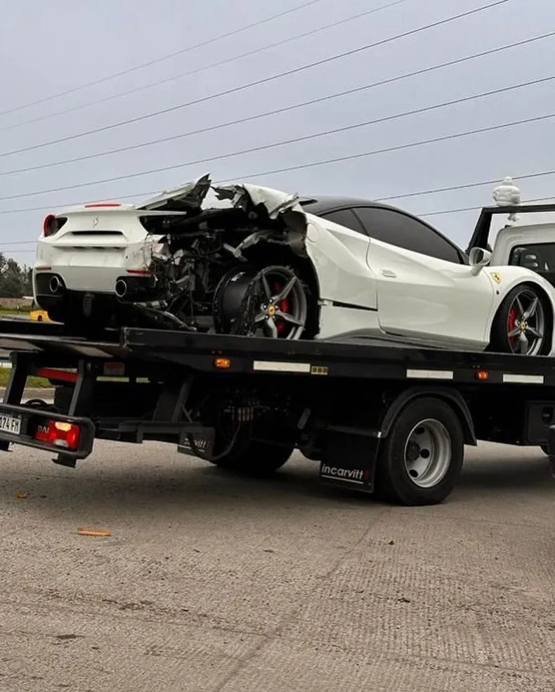 Chocaron a una Ferrari 488 GTB en la colectora de la Panamericana tras accidente de un camión