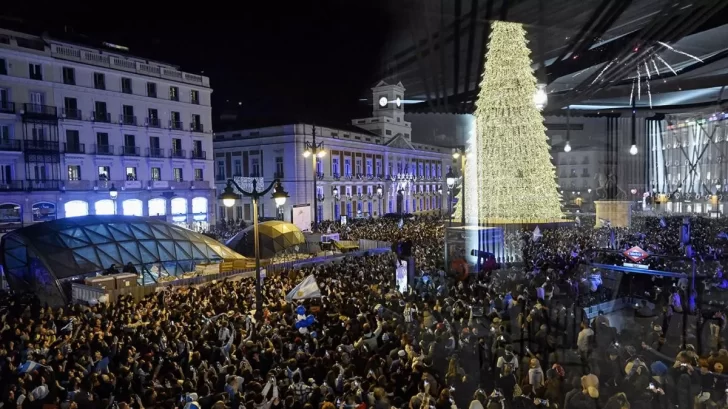 Euforia albiceleste: hinchas argentinos escalaron el árbol de navidad de Madrid y fueron detenidos