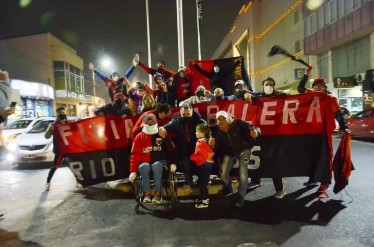Los festejos de los hinchas de Colón en Santa Cruz, a 2700 kilómetros del Cementerio de los Elefantes