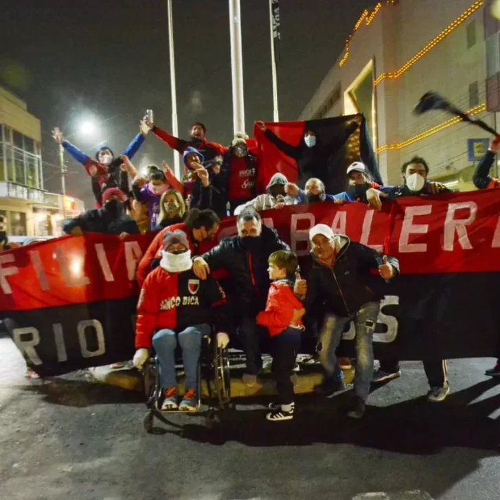 Los festejos de los hinchas de Colón en Santa Cruz, a 2700 kilómetros del Cementerio de los Elefantes Los festejos de los hinchas de Colón en Santa Cruz, a 2700 kilómetros del Cementerio de los Elefantes