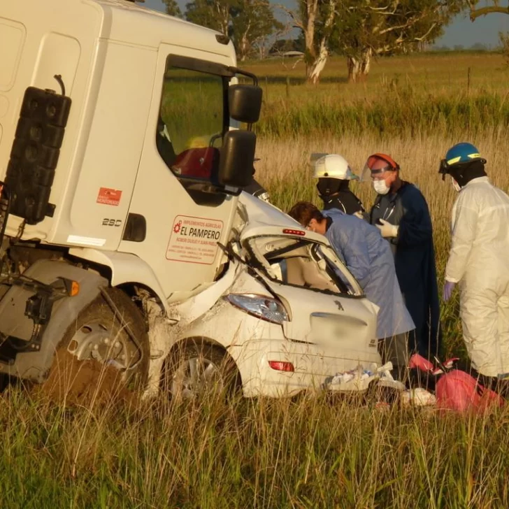 Bebas de 1 y 2 años murieron en un choque frontal contra un camión en la ruta 188