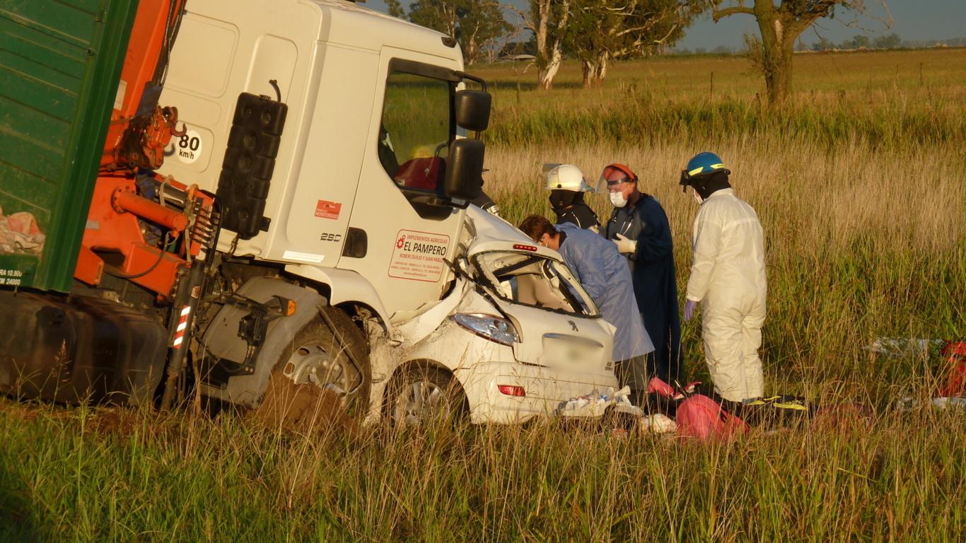 Bebas de 1 y 2 años murieron en un choque frontal contra un camión en la ruta 188