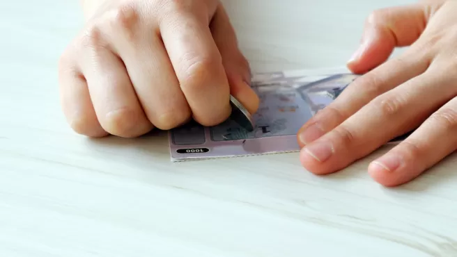 Tuvo un sueño donde ganaba la lotería, compró una “raspadita” y sacó un millón de dólares