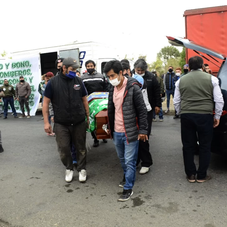 Profundo dolor: multitudinaria despedida a Fabián “Pelé” Vera en el cementerio