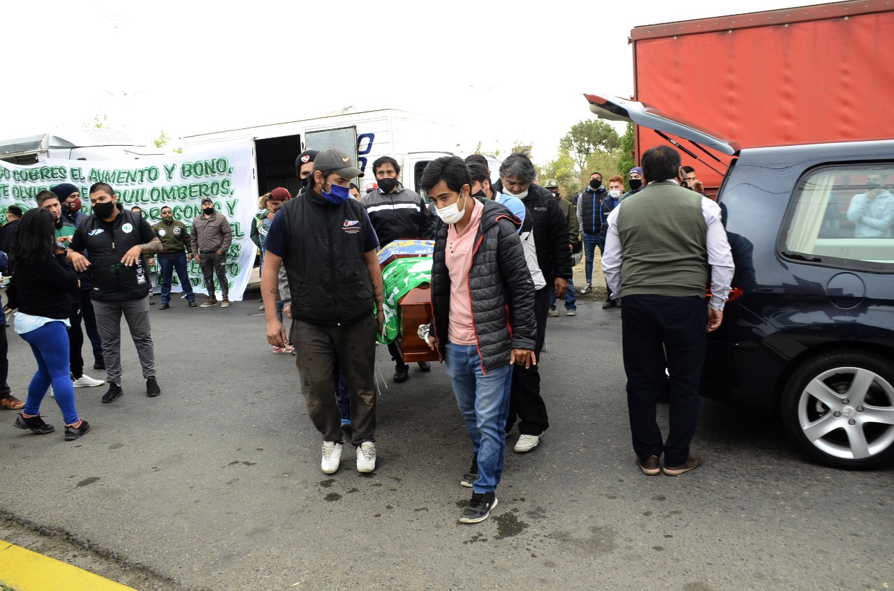 Profundo dolor: multitudinaria despedida a Fabián “Pelé” Vera en el cementerio