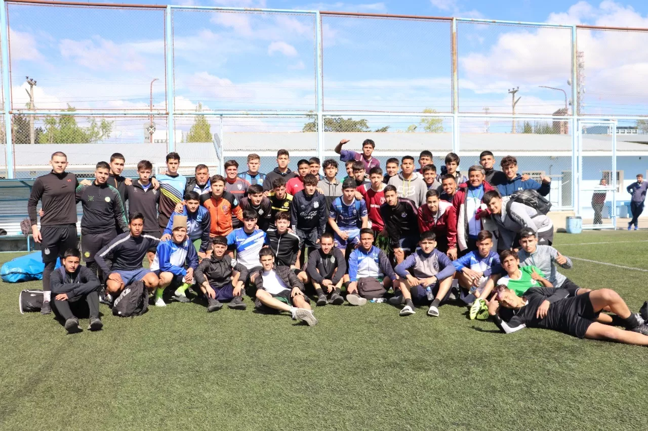 Juegos Nacionales de la Araucanía:  Por un lugar dentro de los 18, la preselección de fútbol masculino inició el último tramo en Río Gallegos