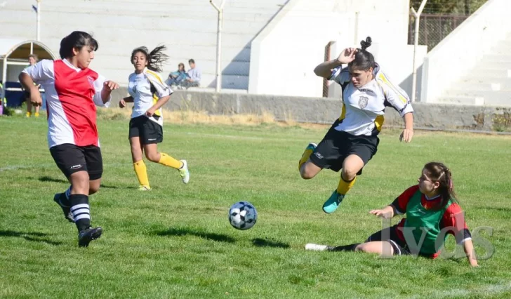 Empezó el primer torneo de fútbol femenino en cancha de 11 de Caleta Olivia