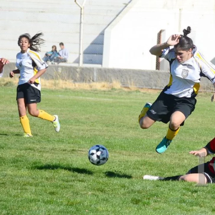 Empezó el primer torneo de fútbol femenino en cancha de 11 de Caleta Olivia