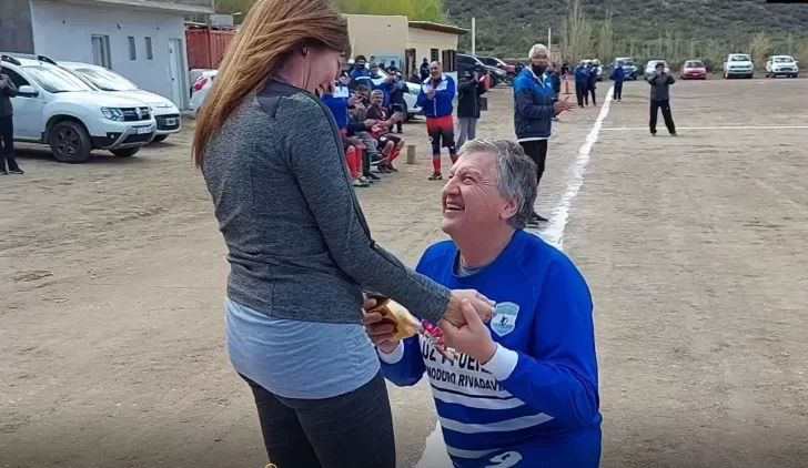Video. Un jugador de fútbol de veteranos le pidió casamiento a su pareja en pleno partido y enterneció a todos