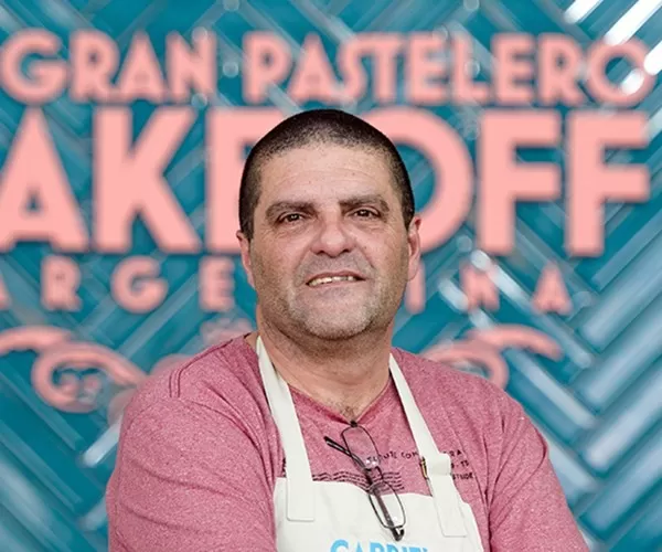 Bake Off Argentina: la historia de Gabriel, el taxista de 52 años que sueña con ser pastelero y abrir una casa de té