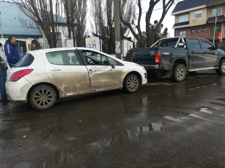 No alcanzó a frenar y provocó un choque
