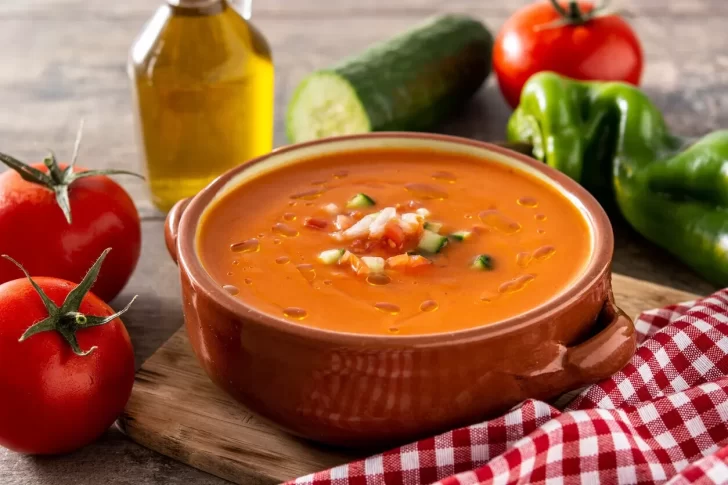 Receta original de gazpacho: el plato español que le compite a la paella