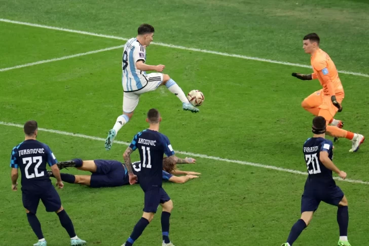 El golazo a pura prepotencia de Julián Álvarez para el 2 a 0 frente a Croacia por un pase a la final