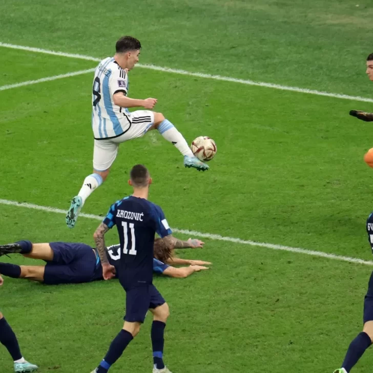 El golazo a pura prepotencia de Julián Álvarez para el 2 a 0 frente a Croacia por un pase a la final