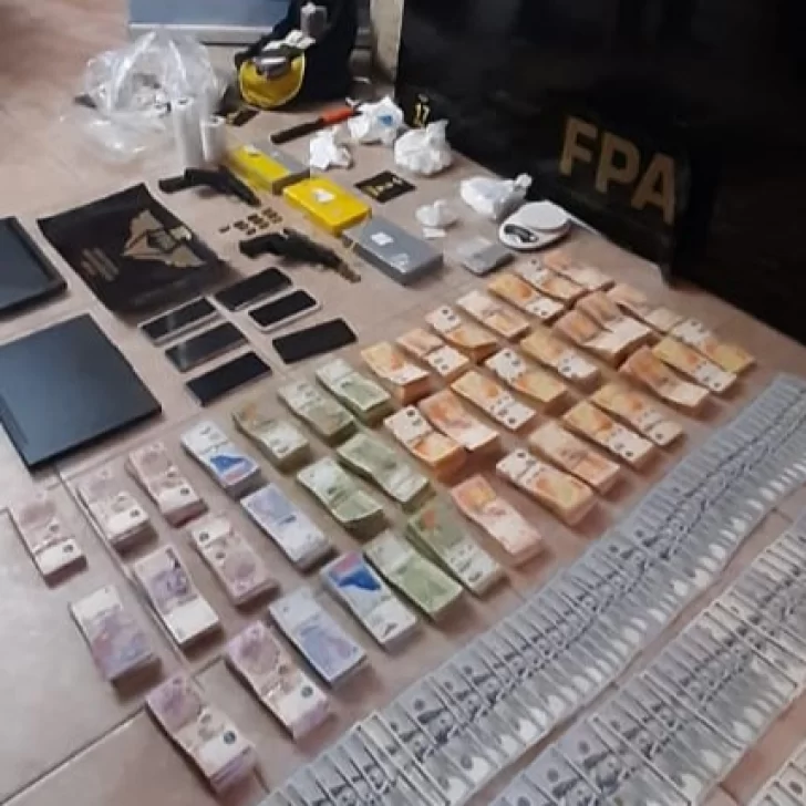 Golpe al narcotráfico: La Aduana secuestró 40 kg de cocaína, armas y más de 16 millones de pesos