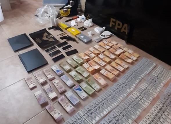 Golpe al narcotráfico: La Aduana secuestró 40 kg de cocaína, armas y más de 16 millones de pesos
