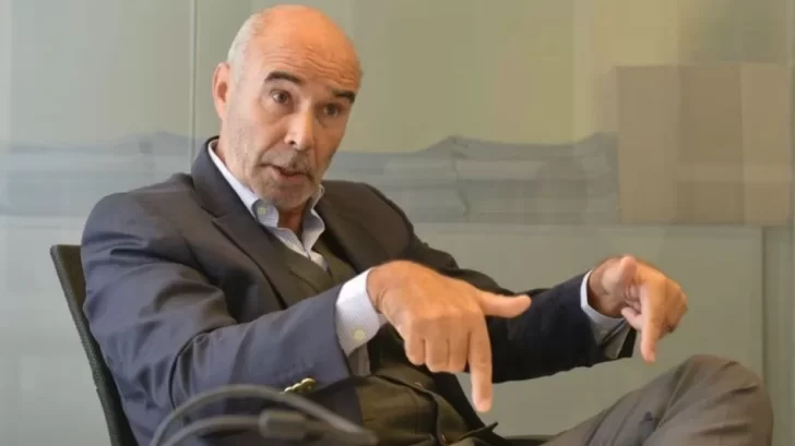 La insólita propuesta de Gómez Centurión por la licitación de penes de madera: “Podrían comprar 1 millón de pepinos”