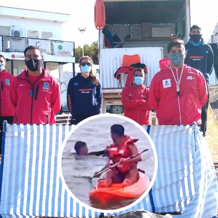 Video. Increíble rescate: guardavidas le salvaron la vida a dos perritos atrapados por la marea