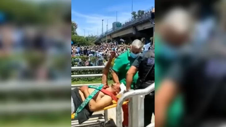 Video. Así se llevaban al hincha que intentó tirarse al micro de la Selección y terminó en el suelo