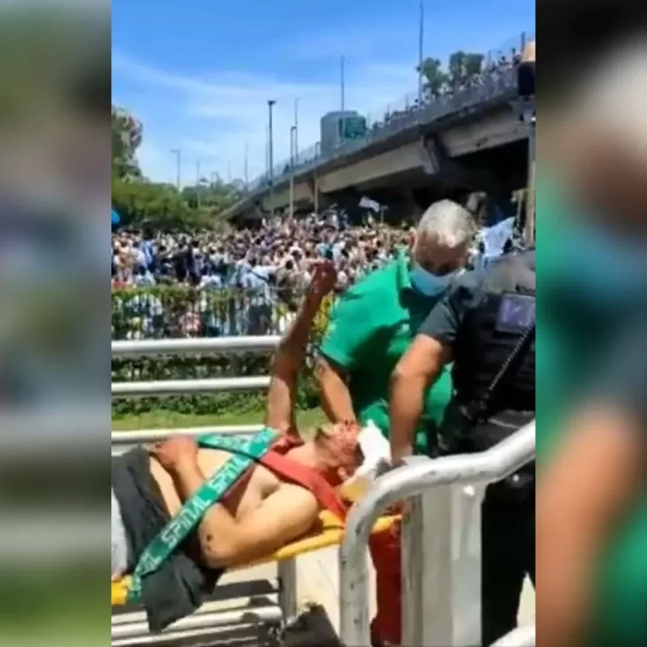 Video. Así se llevaban al hincha que intentó tirarse al micro de la Selección y terminó en el suelo
