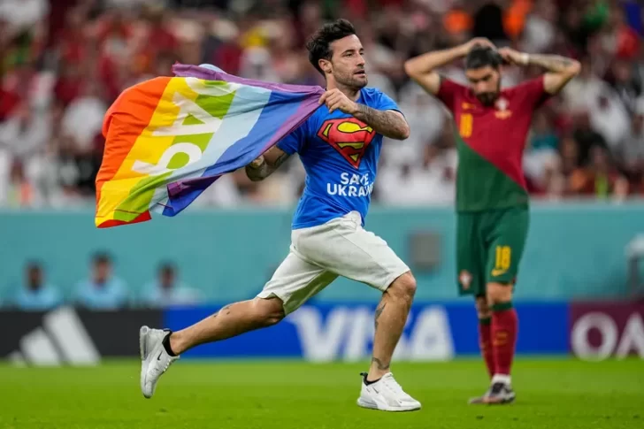 Protesta en el Mundial Qatar: un hincha irrumpió con una bandera LGBTIQ en el partido de Portugal y Uruguay 