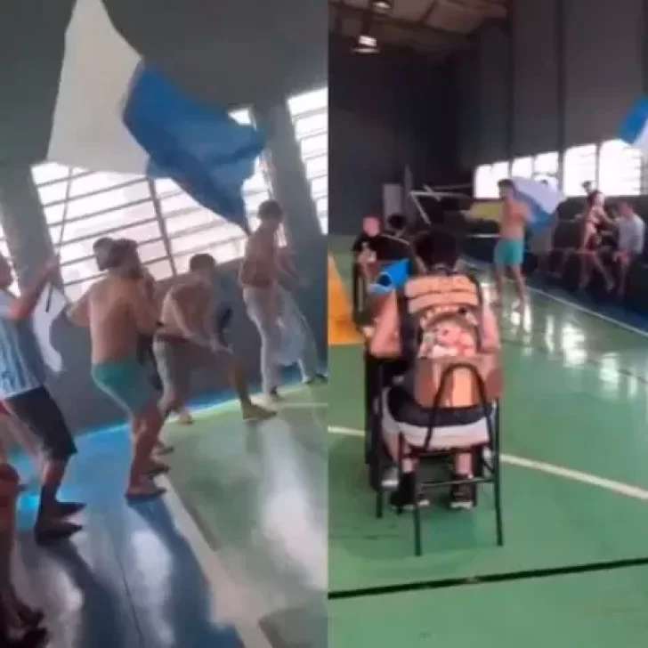 Video. Hinchas silenciosos, ¿cómo se las ingeniaron para alentar a su favorito en pleno torneo de ajedrez? Video. Hinchas silenciosos, ¿cómo se las ingeniaron para alentar a su favorito en pleno torneo de ajedrez?