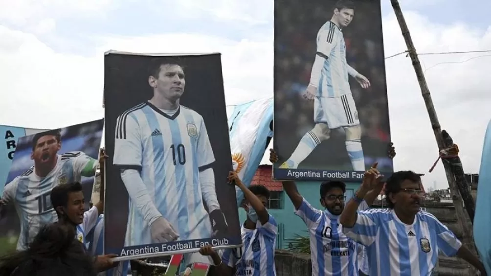 Así alientan a Messi y a la Selección los fanáticos que viven en Calcuta Así alientan a Messi y a la Selección los fanáticos que viven en Calcuta