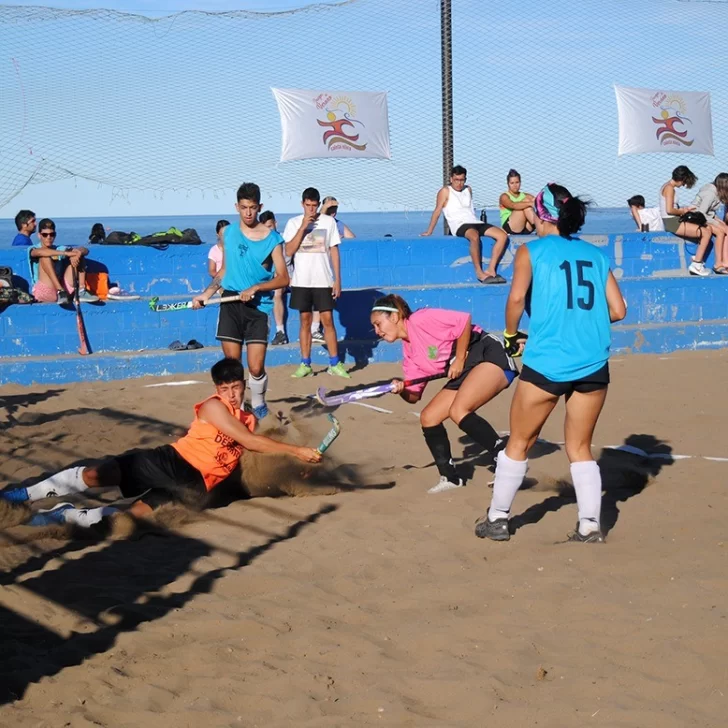 Cálido final del hockey beach en el microestadio de arena