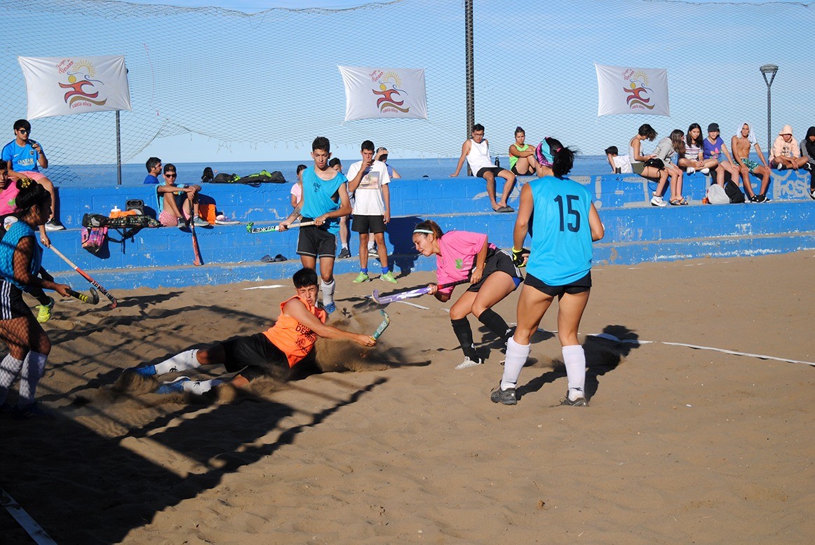 Cálido final del hockey beach en el microestadio de arena