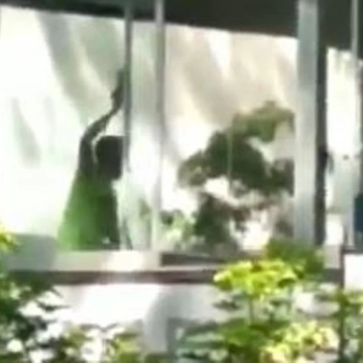 Video. Un hombre acuchilló a dos mujeres en una escuela de danzas y la Policía lo detuvo de un balazo