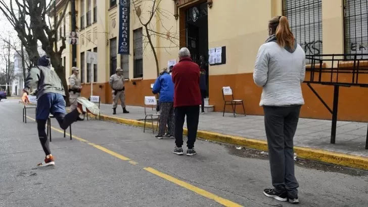 Un hombre escapó corriendo de una escuela para no ser presidente de mesa: “A mí no me agarran”, dijo y empujó a una mujer