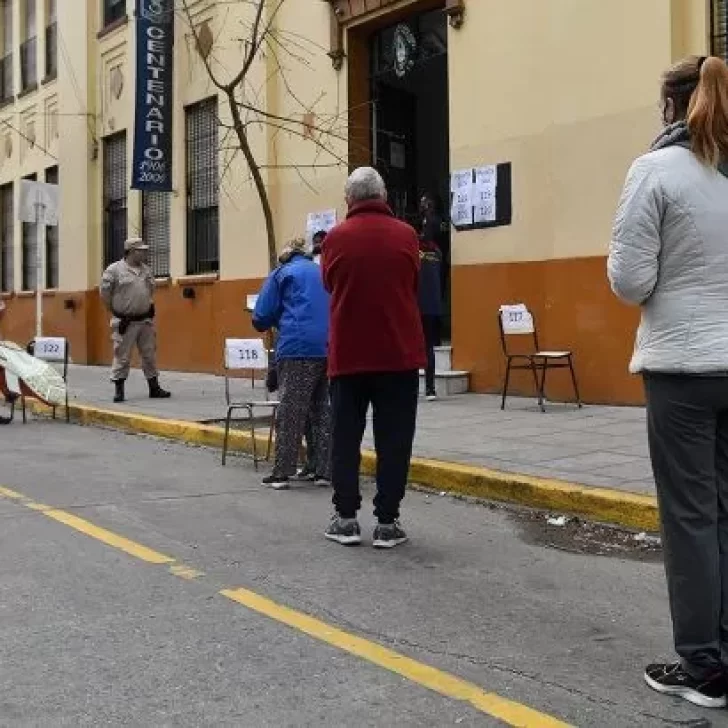 Un hombre escapó corriendo de una escuela para no ser presidente de mesa: “A mí no me agarran”, dijo y empujó a una mujer Un hombre escapó corriendo de una escuela para no ser presidente de mesa: “A mí no me agarran”, dijo y empujó a una mujer