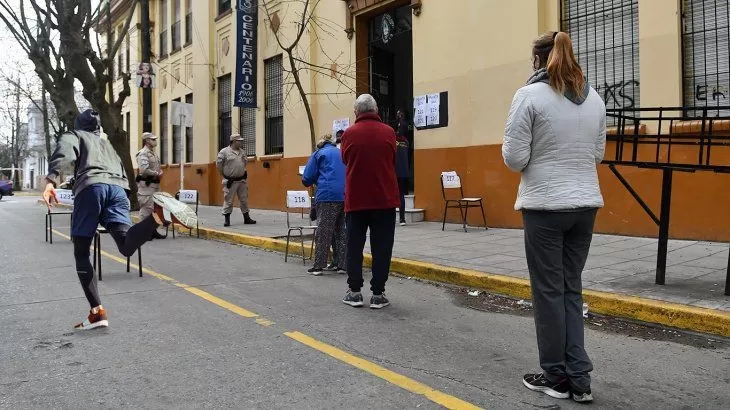 Un hombre escapó corriendo de una escuela para no ser presidente de mesa: “A mí no me agarran”, dijo y empujó a una mujer Un hombre escapó corriendo de una escuela para no ser presidente de mesa: “A mí no me agarran”, dijo y empujó a una mujer